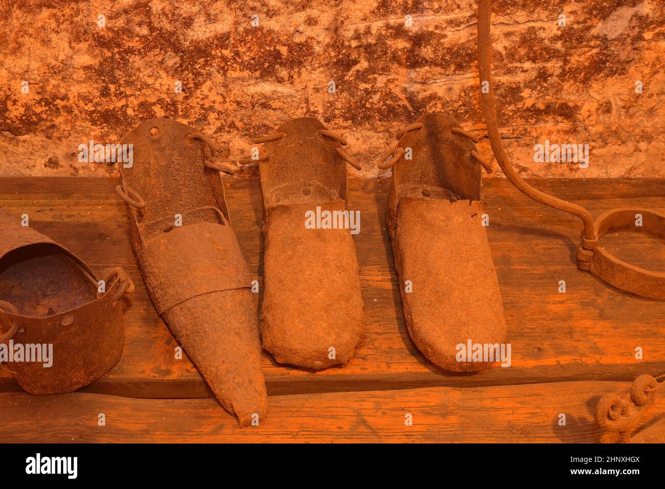 Stiefel für Folterzwecke. In erster Linie waren diese eisernen Stiefel Instrumente der öffentlichen Scham. Der Schuh wurde mit einer Glocke und Verbrecher wir geliefert Stockfoto