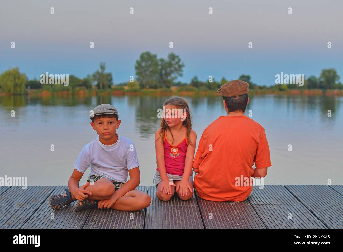 Kinder Sitzen Auf Pier Geschwister Drei Kinder Verschiedenen Alters 
