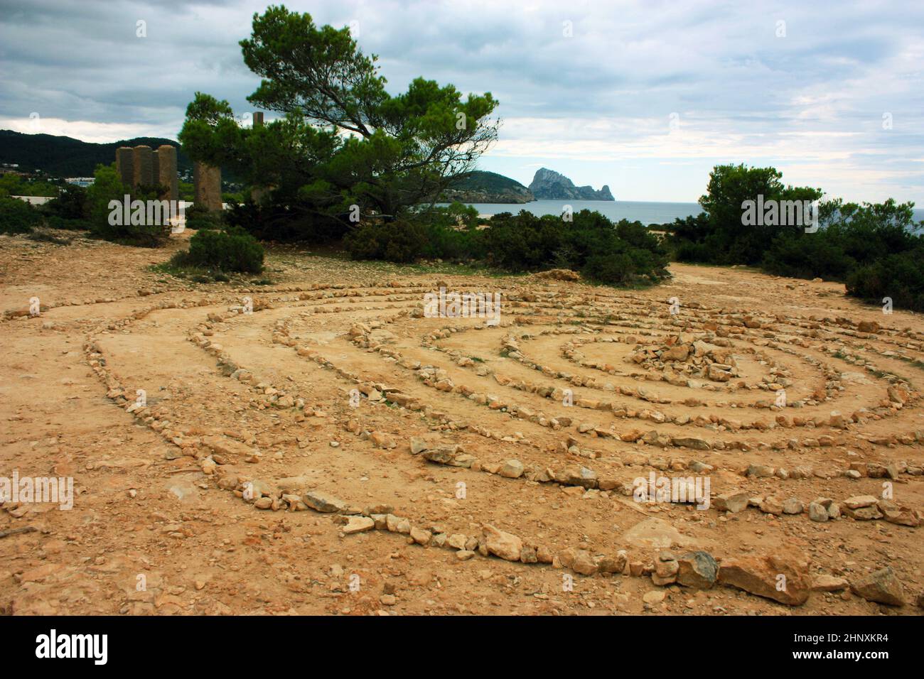 Wunderbare magische Steinspiralen der Hippies an den Küsten ibizas und ihre schamanischen Wirbel in Kreisen auf den balearen Stockfoto