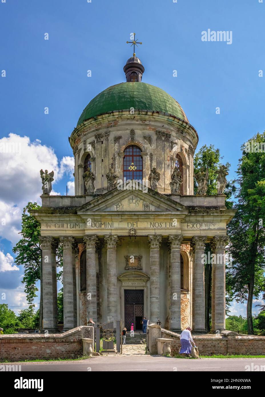 Pidhirtsi, Ukraine 06.07.2021. Kirche der Erhöhung des Heiligen Kreuzes und des Hl. Josef in Pidhirtsi Dorf, Ukraine, an einem sonnigen Sommertag Stockfoto