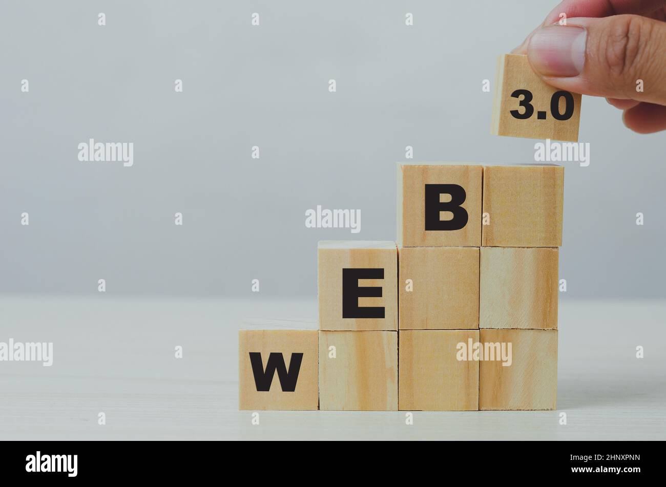 Holzwürfel mit WEB 3,0-Symbol auf Hintergrund und Kopierraum.Geschäftskonzepte. Stockfoto