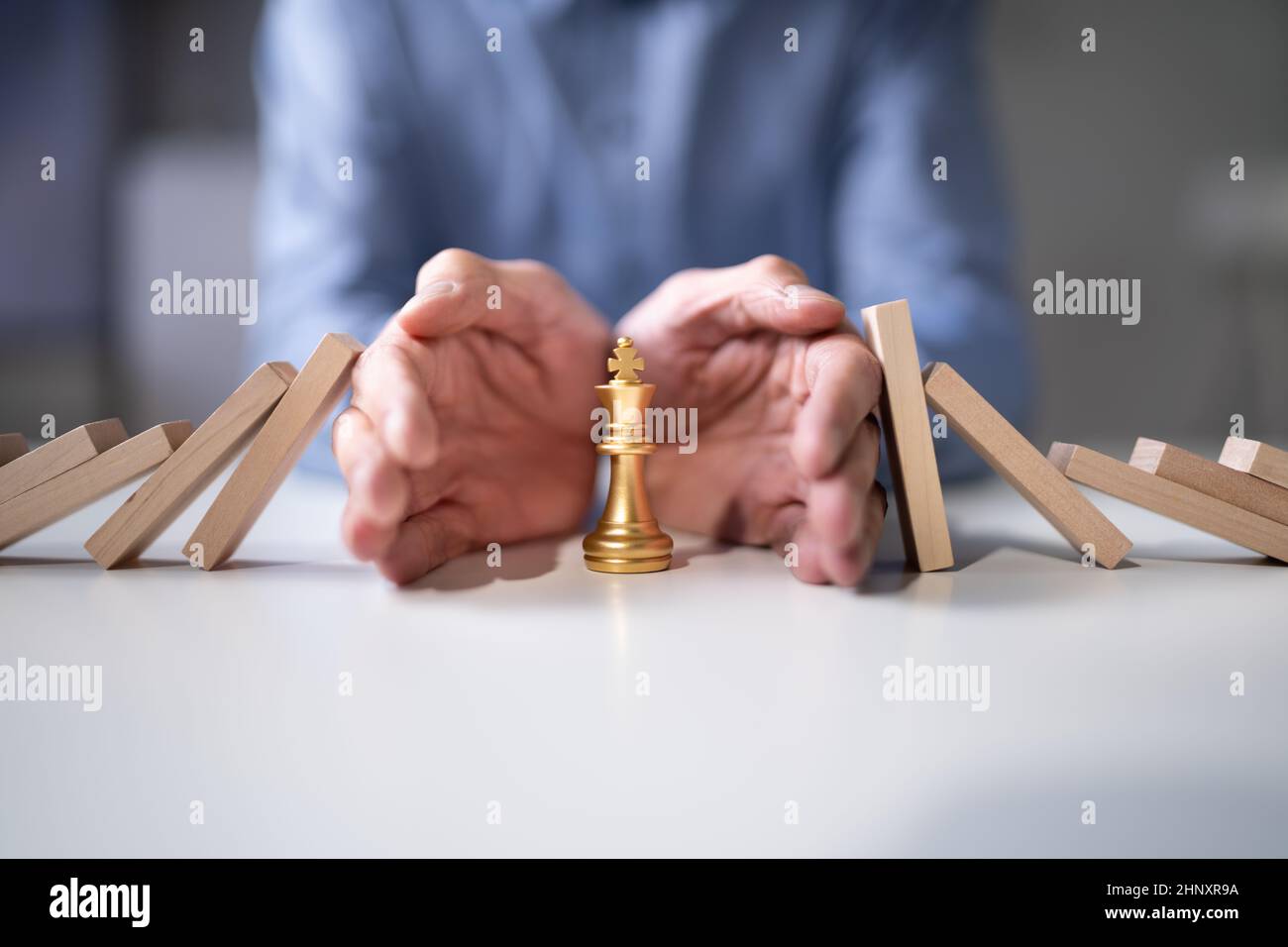 Fallende Domino-Stücke. Business Risk Und Chess King Stockfoto