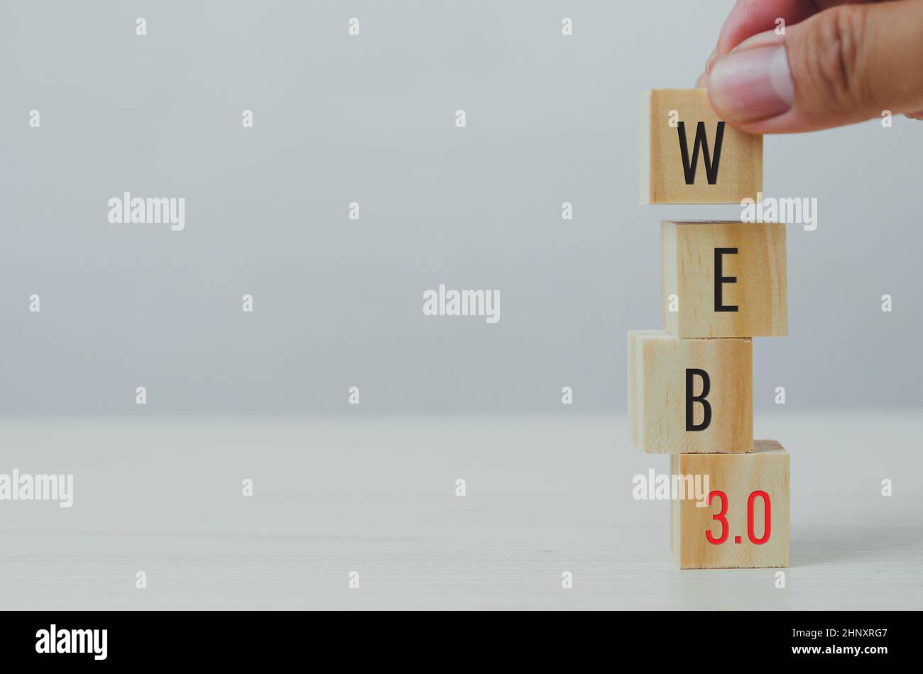 Holzwürfel mit WEB 3,0-Symbol auf Hintergrund und Kopierraum.Geschäftskonzepte. Stockfoto