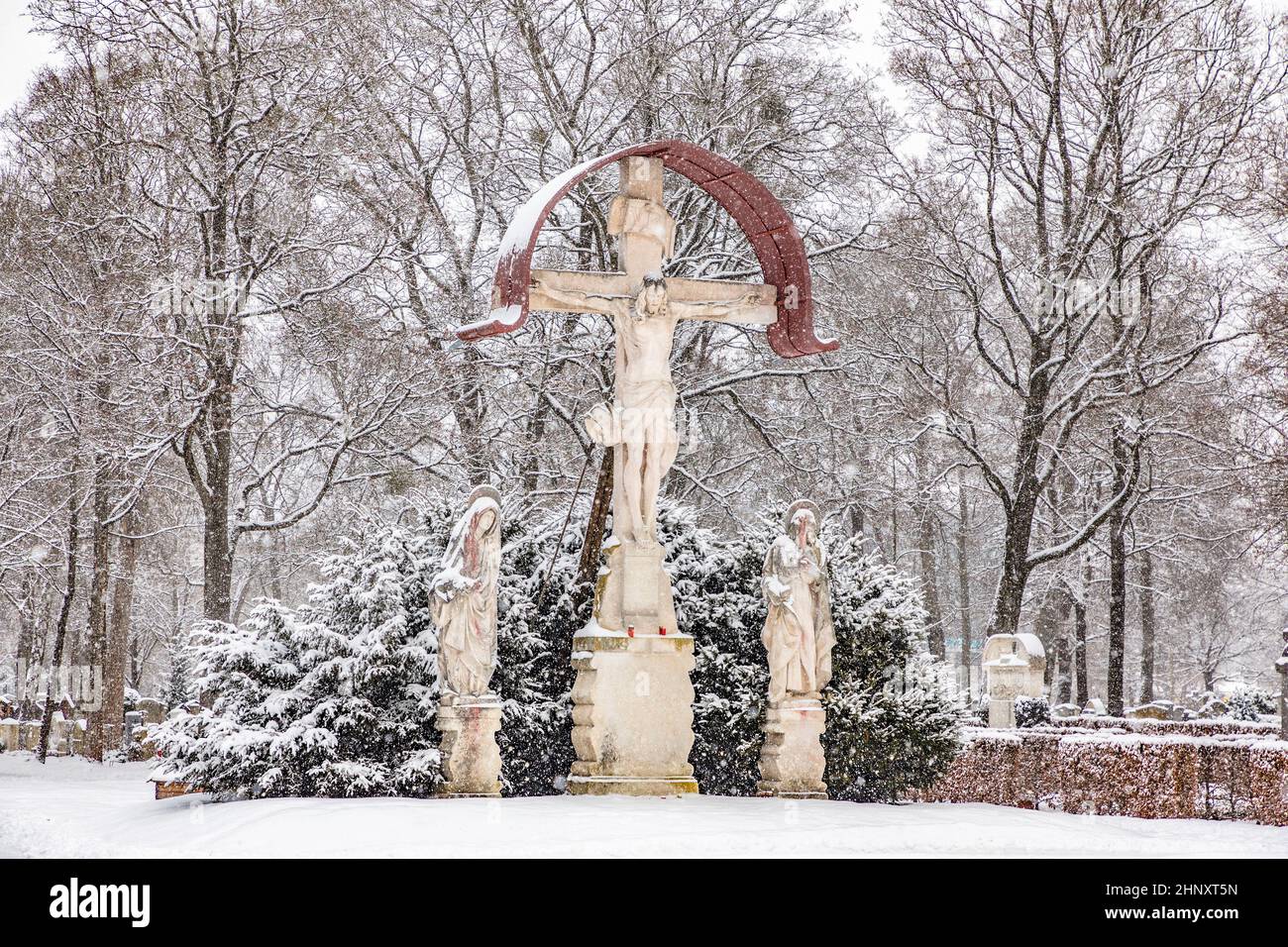 Kruzifix auf dem Westfriedhof in münchen bei starkem Schnee im Winter Stockfoto
