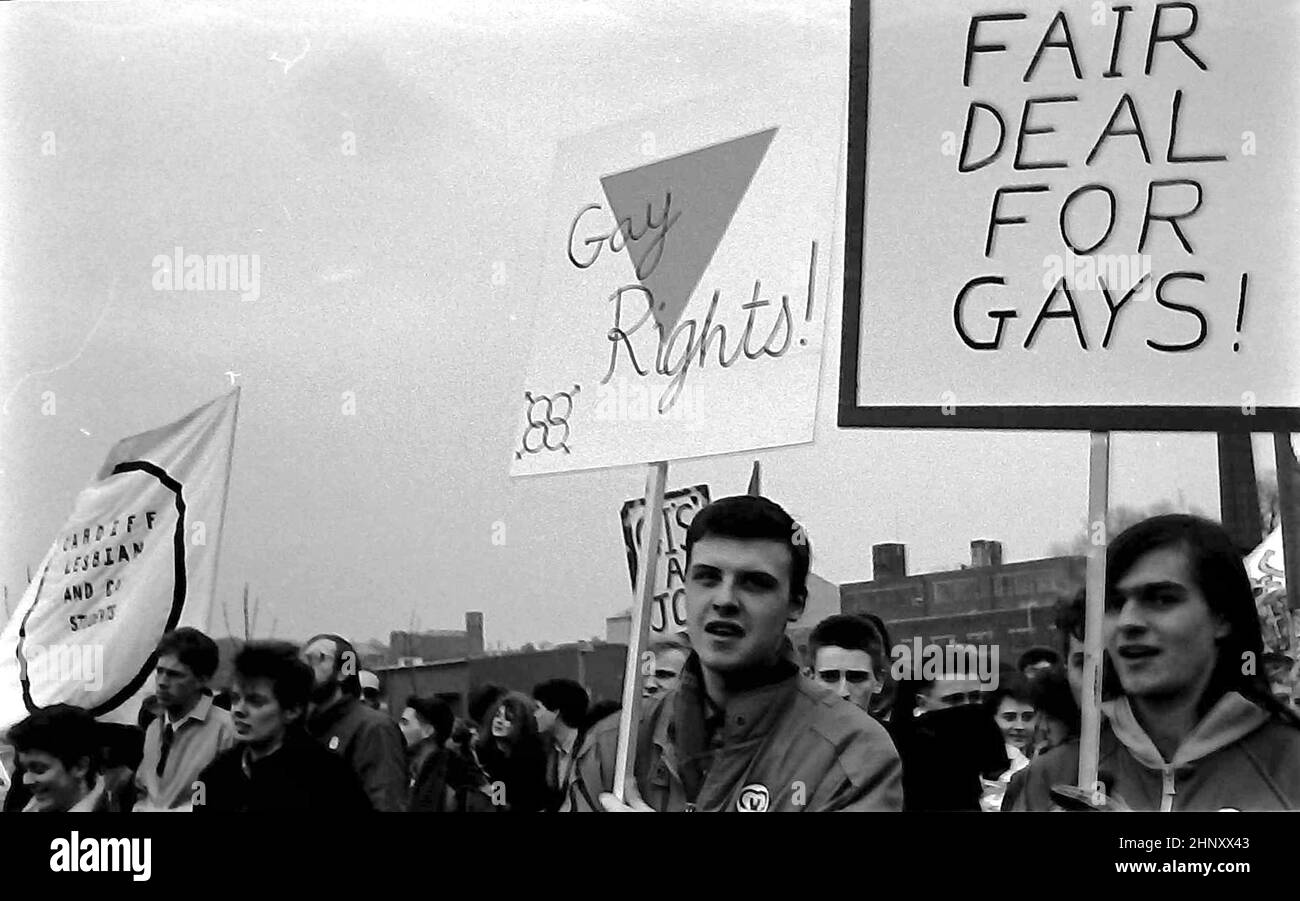 Die Menschen marschieren mit Plakaten mit den Aufschriften "fair Deal for Gays" und "Gay Rights", um sich für die Gleichberechtigung von Lesben und Schwulen in den frühen 1980er Jahren im Greater Manchester einzusetzen Stockfoto