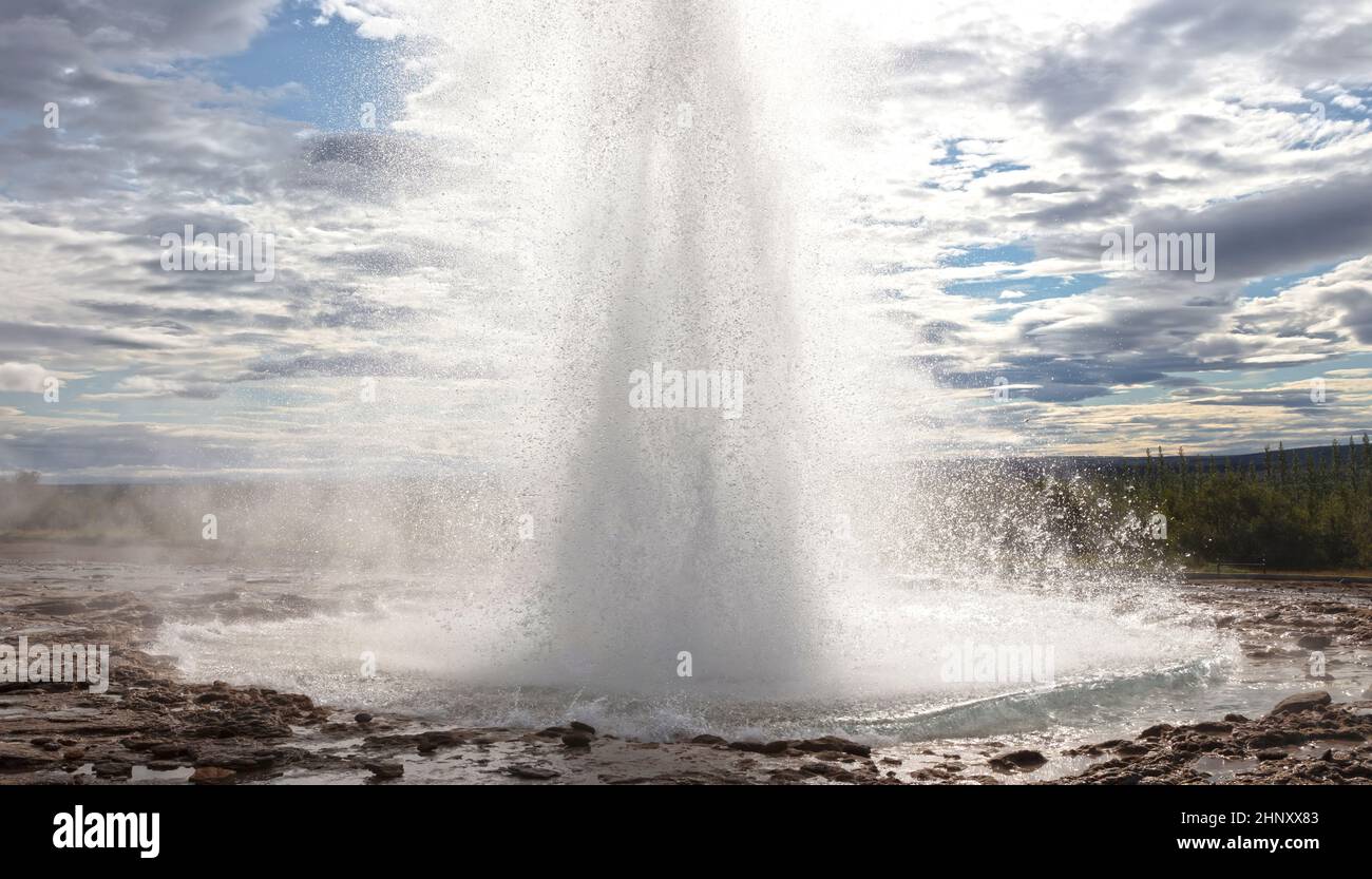 Ausbruch des Strokkur Geyser gegen die Morgensonne in Island Stockfoto