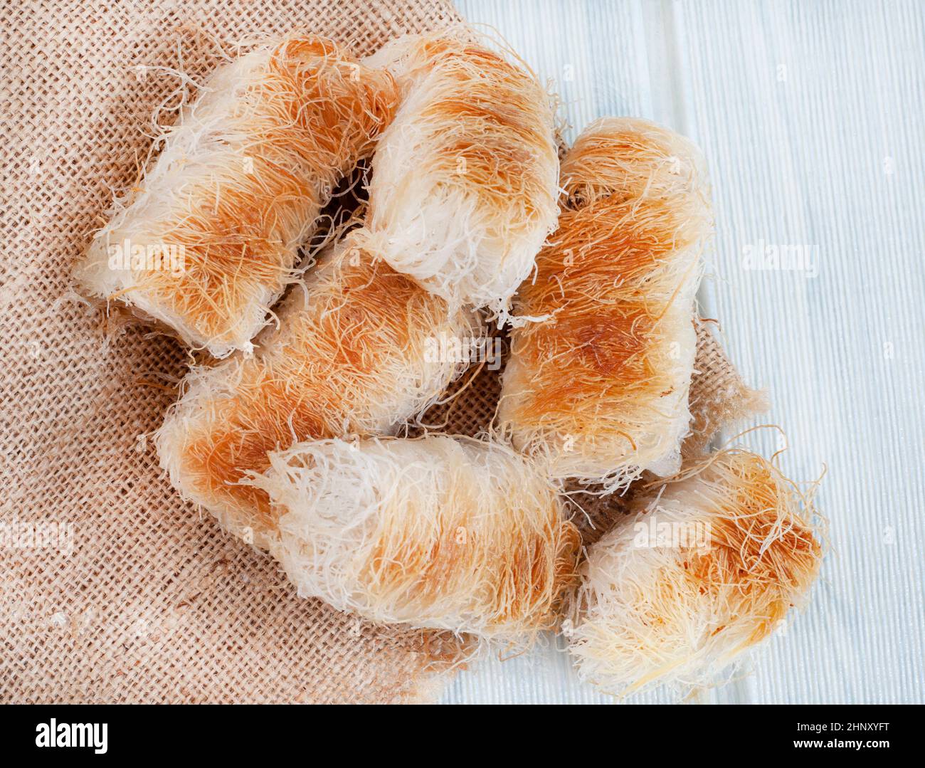 Kataifi ein griechisches Dessert, das von anderen östlichen Regionen des  Balkans und des Mittleren Ostens geliebt wird. Spezielle dünne Teigstränge,  gefüllt mit Nüssen und mit Sirup bedeckt Stockfotografie - Alamy