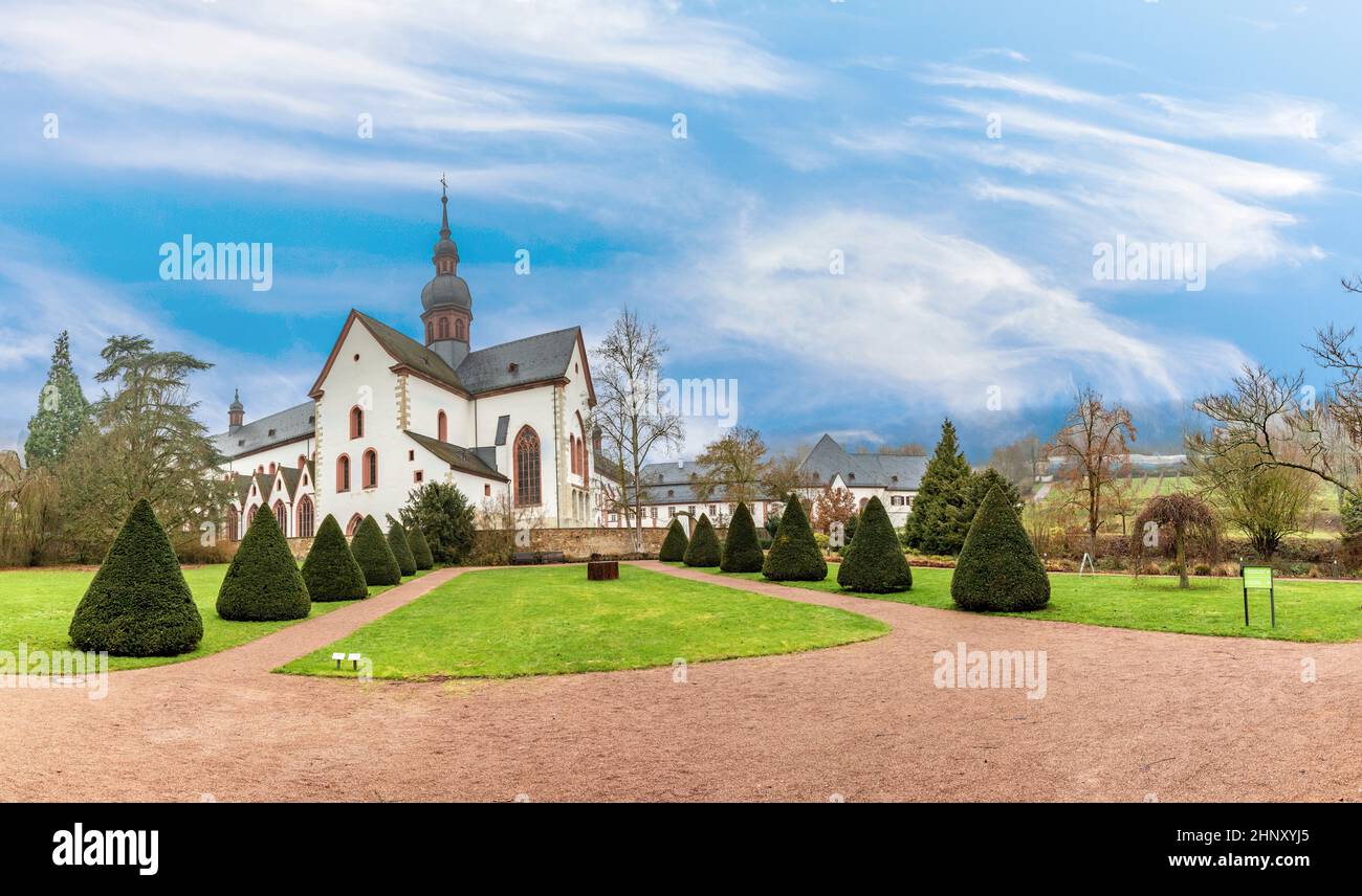 Kloster Eberbach in Kiedrich mit Garten im Nebel Stockfoto