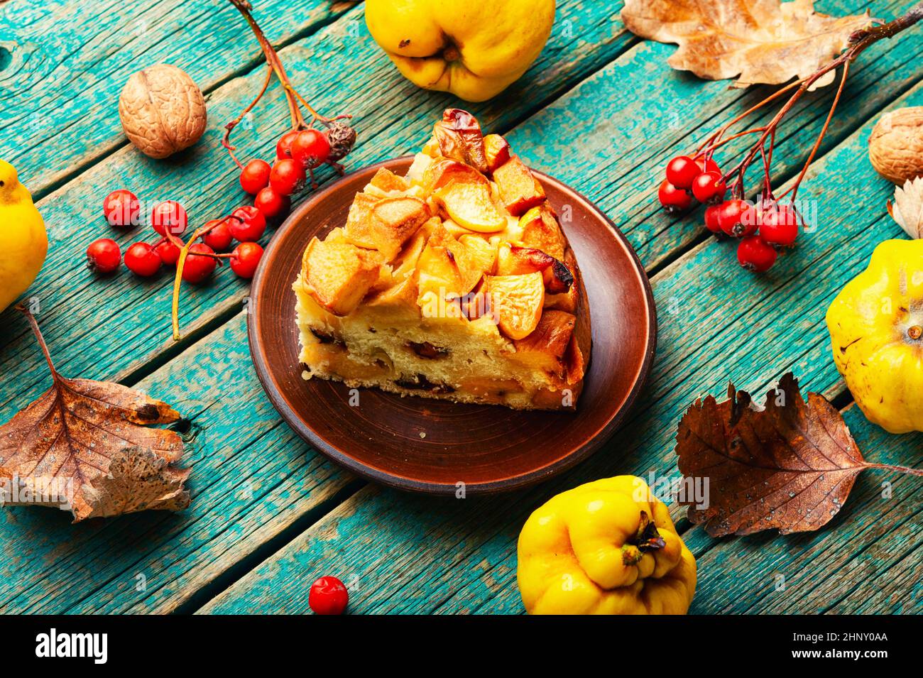 Köstlicher herbstlicher Quitte. Herbstgebäck auf Holztisch Stockfoto