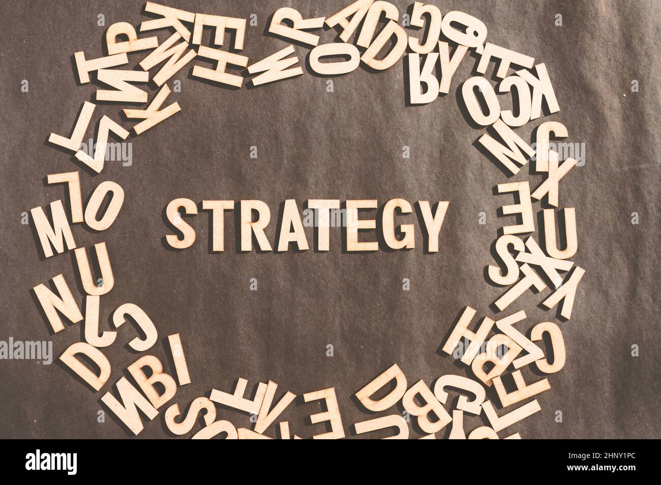 Strategie Wort in Holzwürfel Alphabet Buchstaben Draufsicht auf Einem rustikalen Papier Hintergrund. Stockfoto