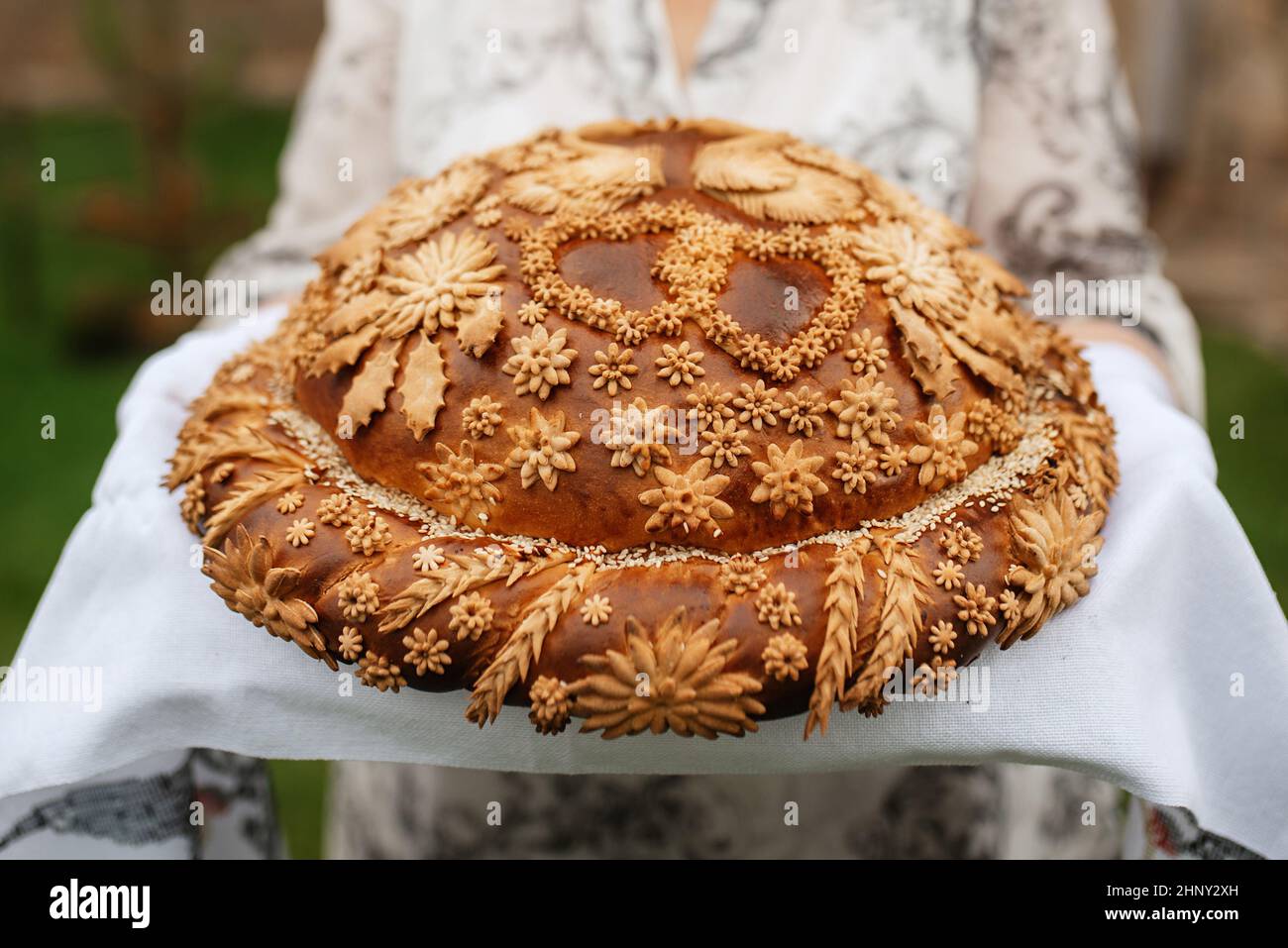 Hochzeits-Brotlaib mit voluminösen Zöpfen und Verzierungen Stockfoto