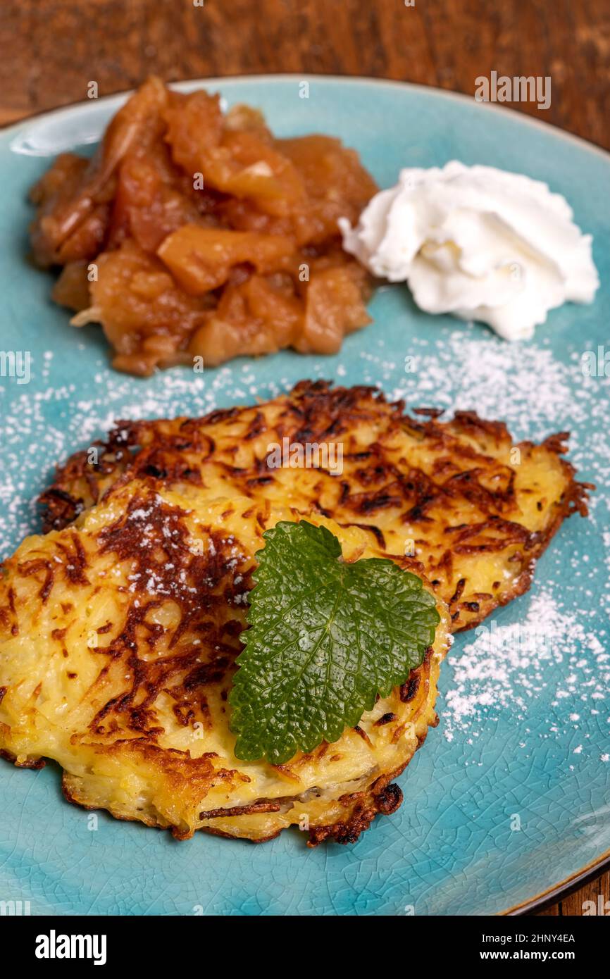 bayrische süße Hash-Browns auf einem Teller Stockfoto