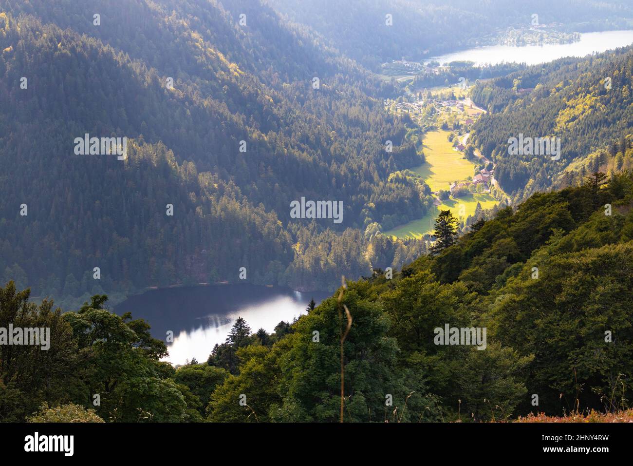Berglandschaft von Xonrupt Longemer im Herbst mit Wald und Seen vom Balveurches Gipfel im Massif des Vosges Frankreich Stockfoto