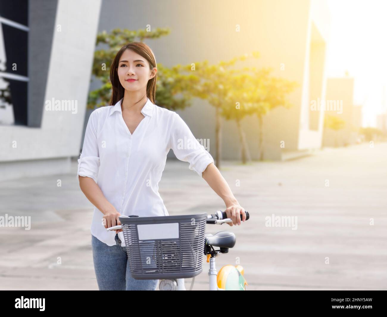 Junge Frau, die Fahrrad im Stadtpark reitet.Bike-Sharing-Service.Gesundheit Lebensstil. Stockfoto