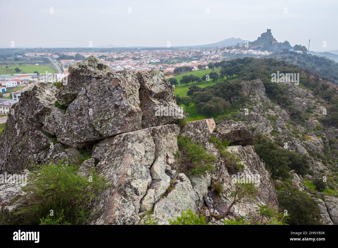 Luna Castle in der Wintersaison. Blick von San Blas Craig. Alburquerque, Extremadura, Spanien Stockfoto