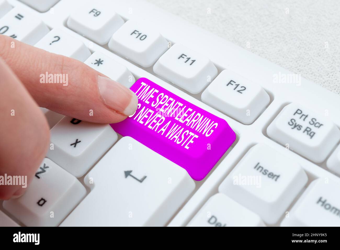 Konzeptionelle Darstellung Zeit verbracht Lernen ist nie Eine Verschwendung, Business Idea Bildung hat kein Ende Lernen weiter Erstellen Online Chat Platform Program, Typin Stockfoto