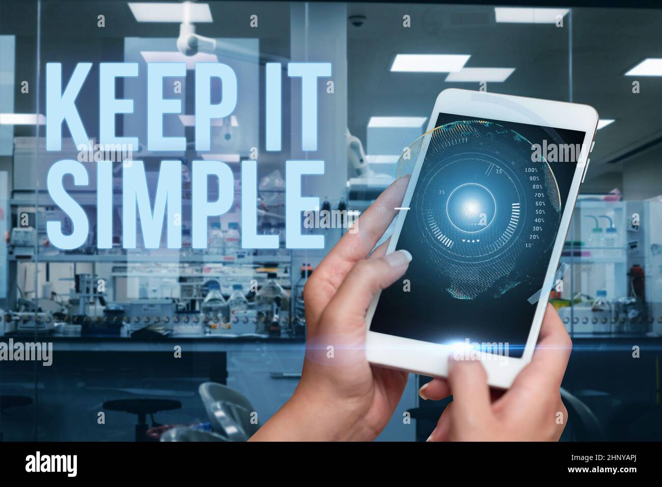 Textschild zeigt Keep IT Simple, Konzeptfoto fragen etwas einfach verstehen nicht zu viel Detail Hand drücken Bildschirm von Handy-Show gehen Stockfoto