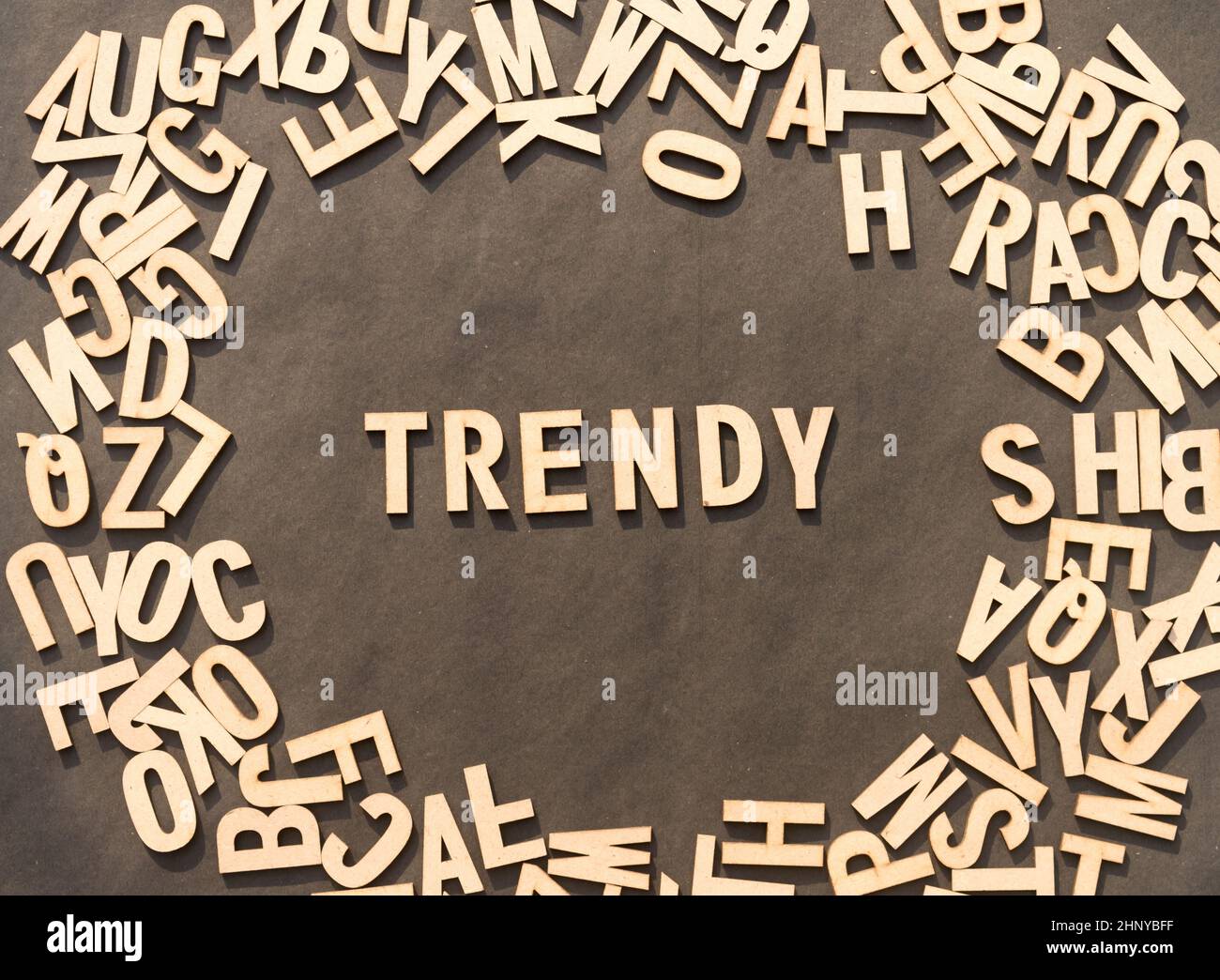 Trendy Wort in Holzwürfel Alphabet Buchstaben Draufsicht auf Einem rustikalen Papier Hintergrund. Stockfoto