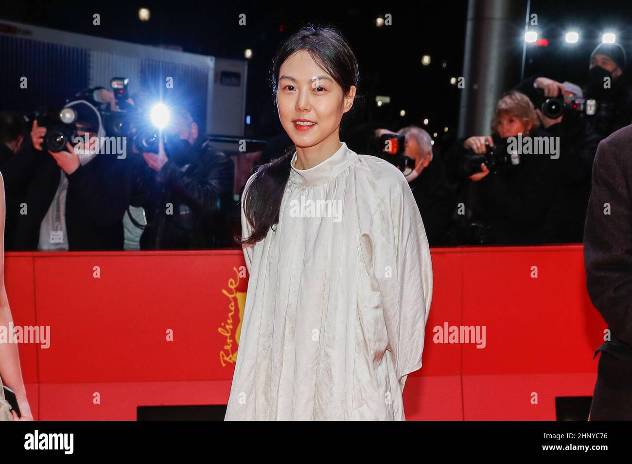 Berlin, Deutschland. 16th. Februar 2022. Kim Min-hee trifft bei der Berlinale-Preisverleihung im Berlinale Palace ein. Die Internationalen Filmfestspiele 72nd finden vom 10. Bis 20. Februar 2022 in Berlin statt. Quelle: Gerald Matzka/dpa/Alamy Live News Stockfoto