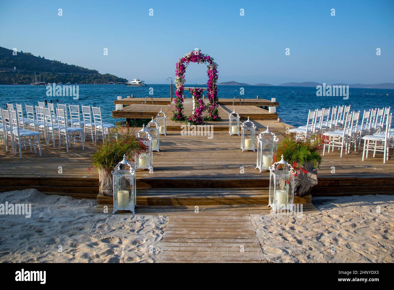 Seaside Hochzeit Blumen, weiße Stühle weiß Leuchter Stockfoto