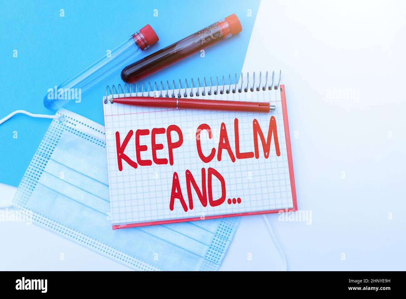 Schild mit „Keep Calm“ und „Conceptual Photo Motivational Poster“, das von der britischen Regierung produziert wurde und Infektionsmedizin, Gathering Medical in, vorstellt Stockfoto