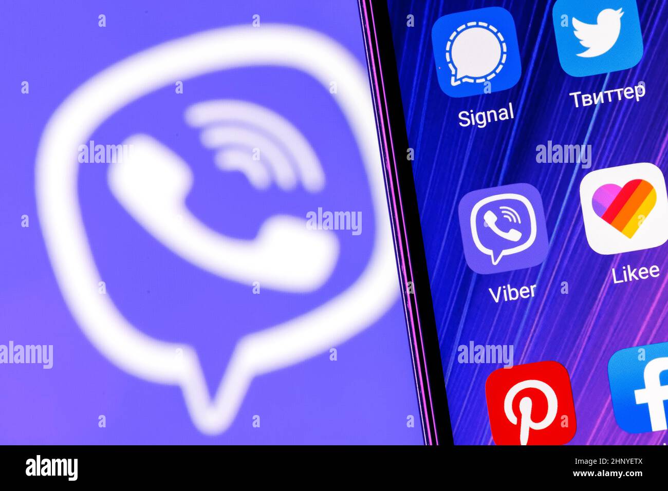 Das Symbol der Viber Instant Messaging Service-Anwendung neben anderen Anwendungen auf dem Smartphone-Bildschirm Stockfoto