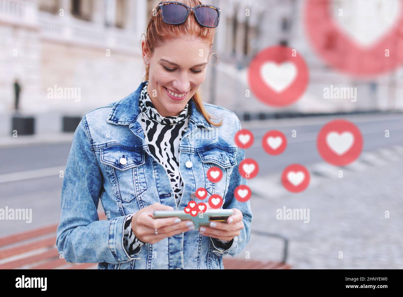 Glückliche junge Rotschopf kaukasische Frau erhalten Liebesreaktionen auf dem Post Stockfoto