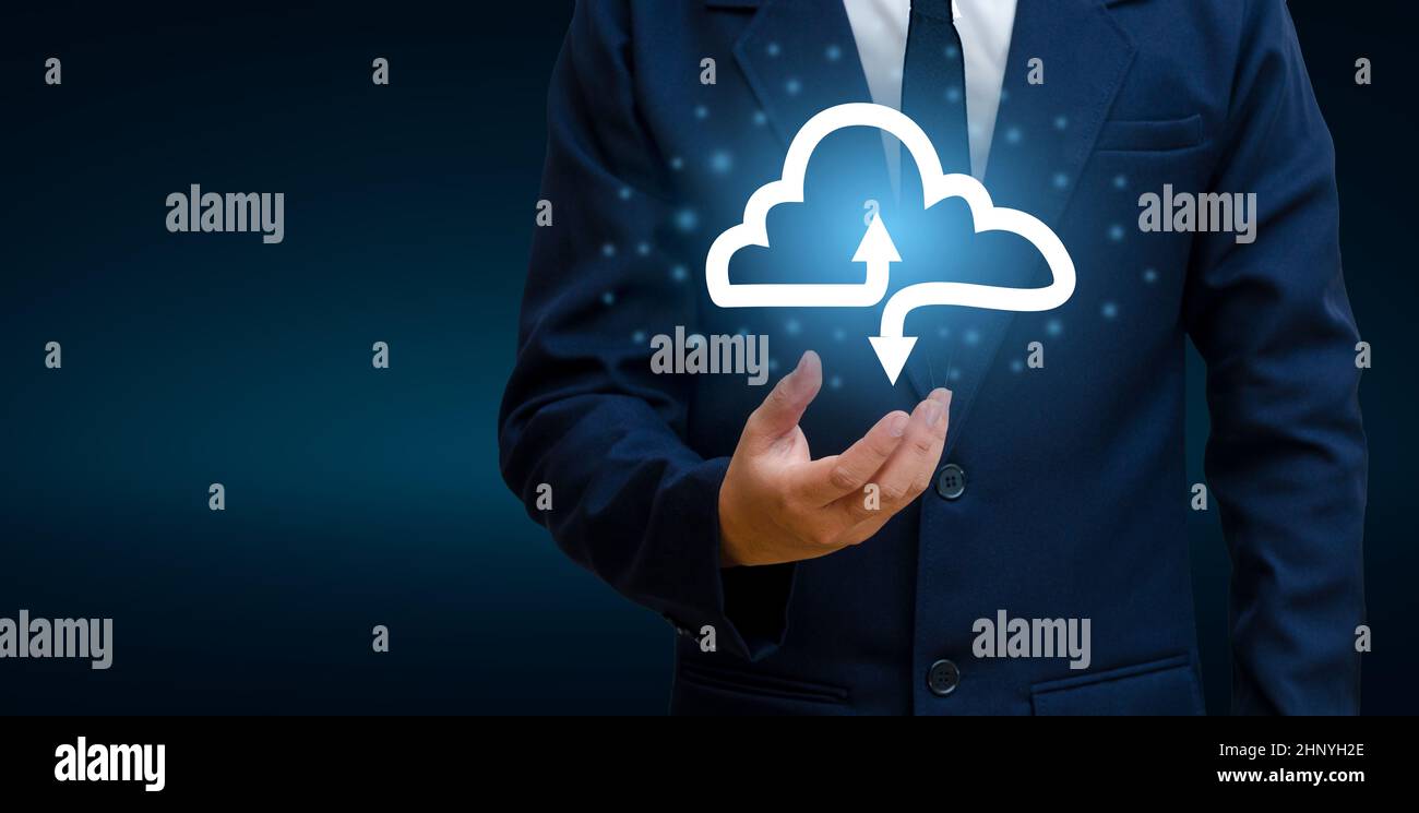 Hand Geschäftsmann verbinden Cloud Data Cloud Computing Konzept Geschäftsmann oder Informationen computing Symbol sammeln Stockfoto