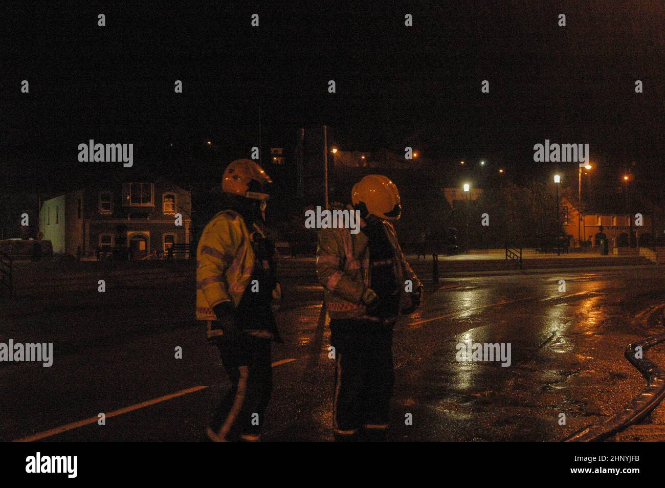 West Cork, Irland... 18th. Februar 2022. Freitag 18 Feb 2022 Bantry West Cork Irland; Sturm Eunice traf am Freitagmorgen mit Stromausfällen und starkem Regen im ganzen Land zu Lande. Bantry war von Feuerwehrmannschaften betroffen, die zur Überschwemmung auf dem Platz um 2am Uhr aufgerufen wurden. Eunice brachte Stromausfälle in Teile des Landes. Die Feuerwehrleute Brian O'Donovan und Luke O'Donovan räumen nach der Operation auf. Kredit: Evan Doak/Alamy Live Nachrichten Stockfoto