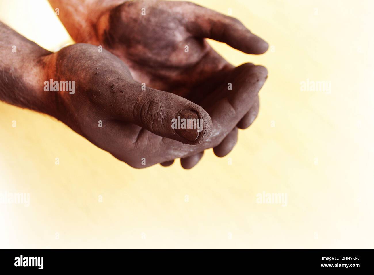 Schmutzige Hand auf einem weißen Hintergrund. Stockfoto