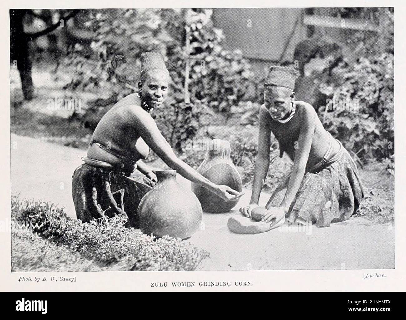 Zulu Women Grinding Corn aus dem Buch The living Races of Mankind; Band 2 von Henry Neville Hutchinson, Veröffentlicht 1901 in London von Hutchinson & Co Stockfoto