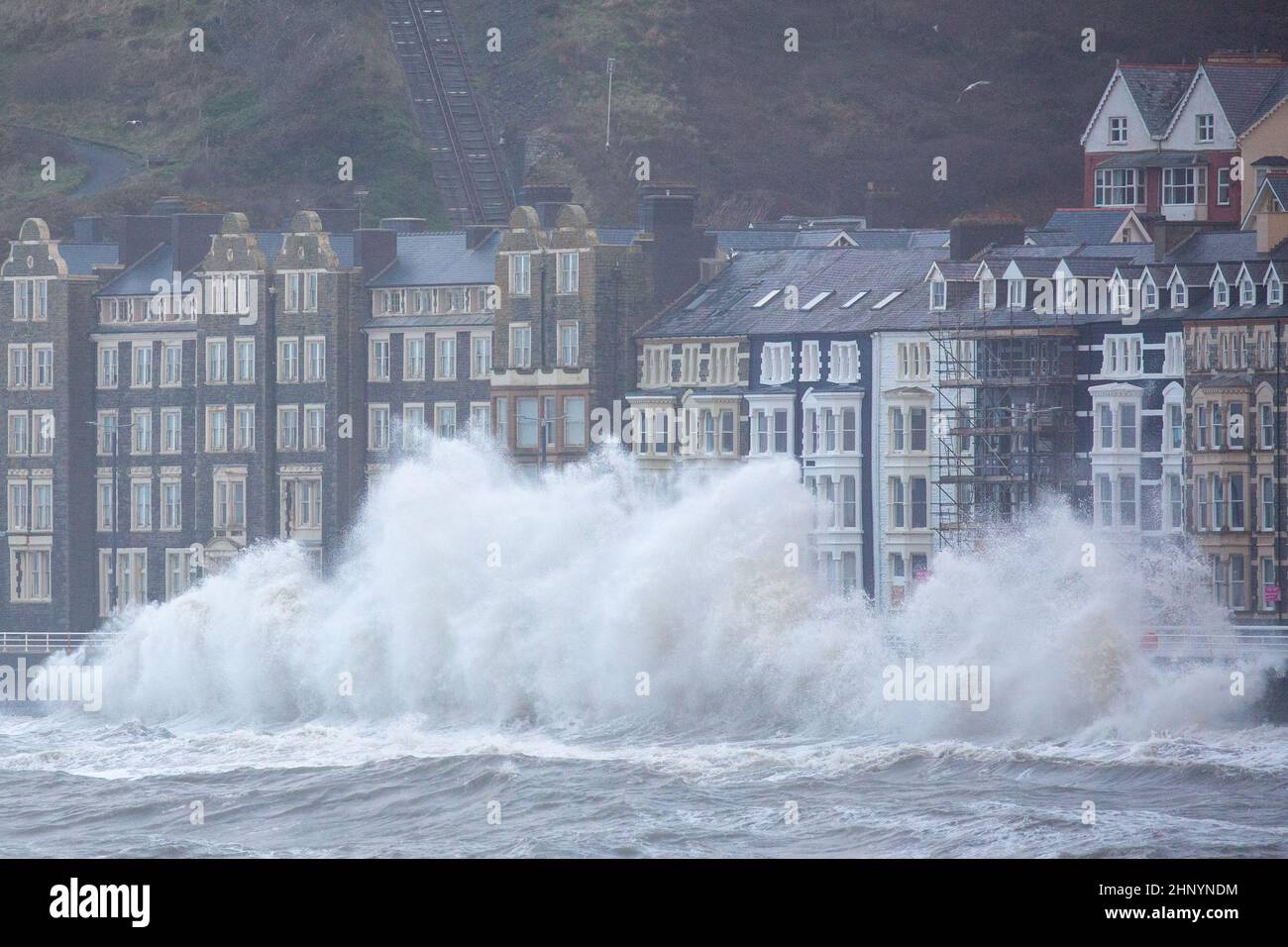 Aberystwyth, Ceredigion, Wales, Großbritannien. 18th Februar 2022 UK Wetter: Sturm Eunice und raue Meere bringen riesige Wellen entlang Aberystwyth Promenade und Verteidigung des Meeres heute Morgen . © Ian Jones/Alamy Live News Stockfoto