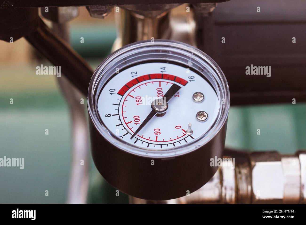 Mechanische Druckmessgeräte. Traditionelle Instrumente für die Messung von Druck. Stockfoto