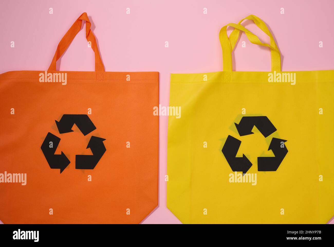 Leere Viskose umweltfreundliche Leinwand-Tragetasche für Branding auf einem rosa Hintergrund. Durchsichtige wiederverwendbare Tasche für Lebensmittel, Nachbau. Flach liegend Stockfoto