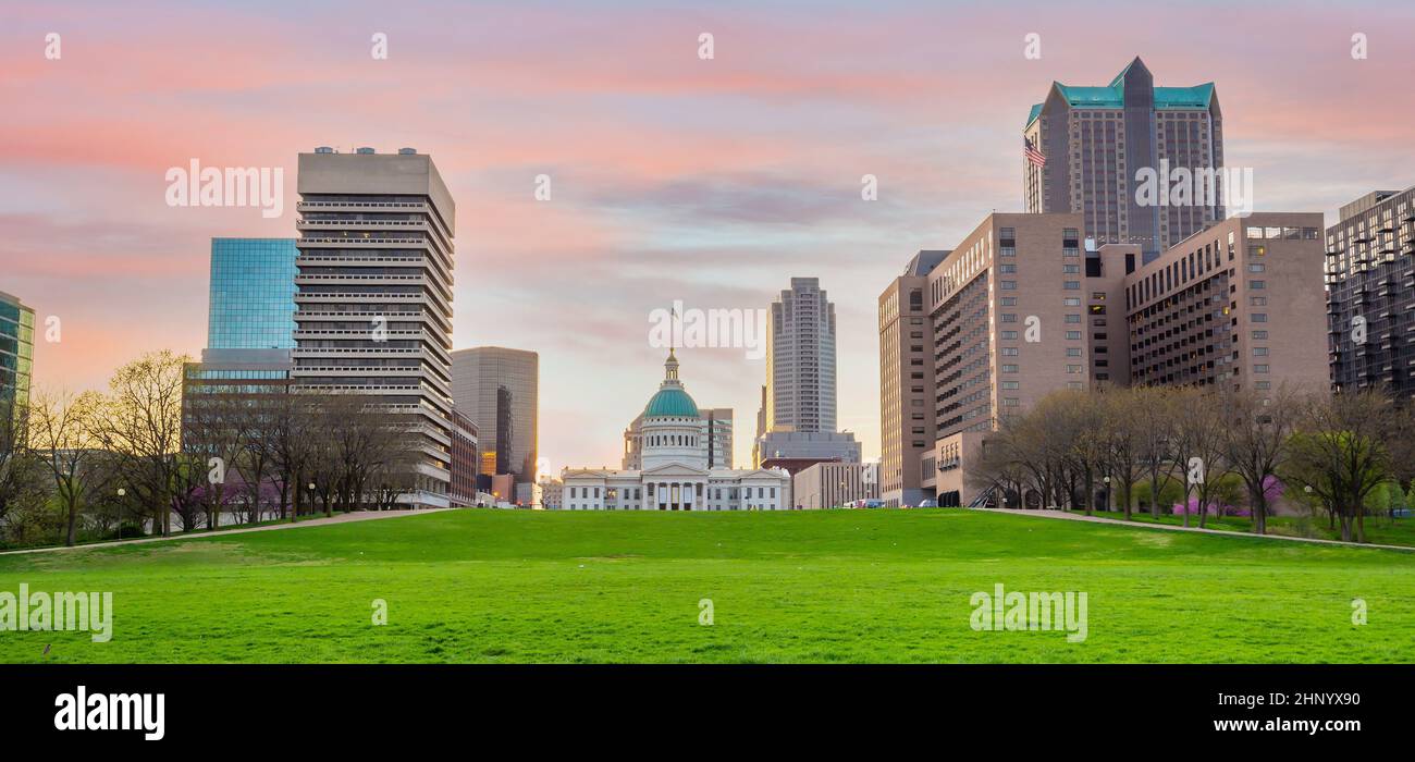 Skyline von Downtown St. Louis, Stadtbild von Missouri in den USA bei Sonnenuntergang Stockfoto