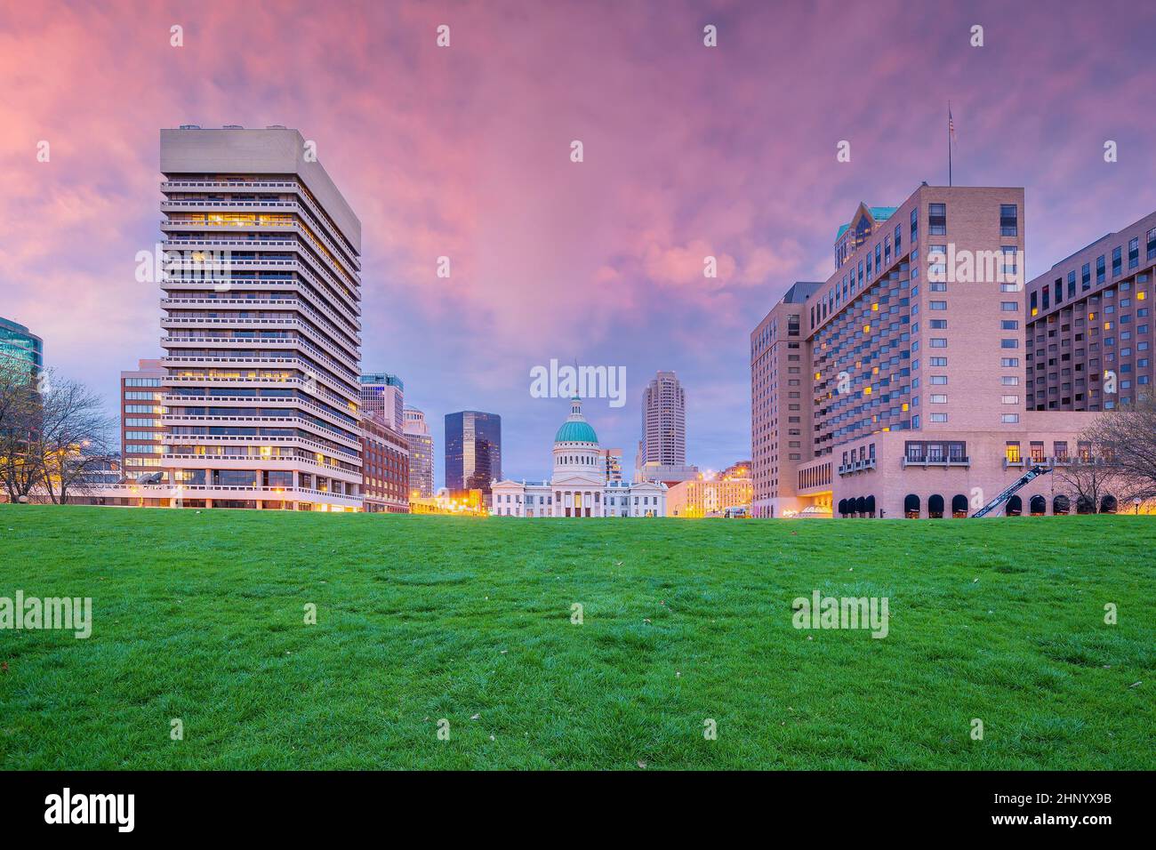 Skyline von Downtown St. Louis, Stadtbild von Missouri in den USA bei Sonnenuntergang Stockfoto