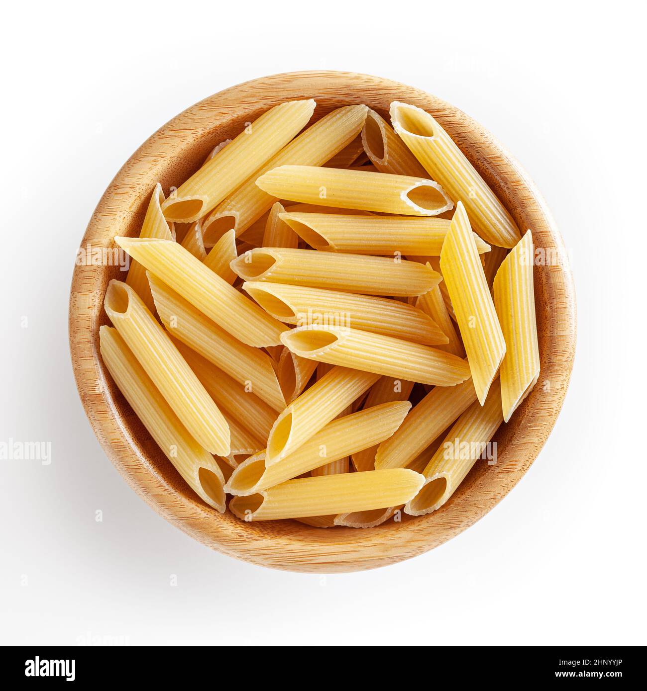 Ungekochte Penne-Pasta in Holzschüssel isoliert auf weißem Hintergrund mit Schneideweg Stockfoto