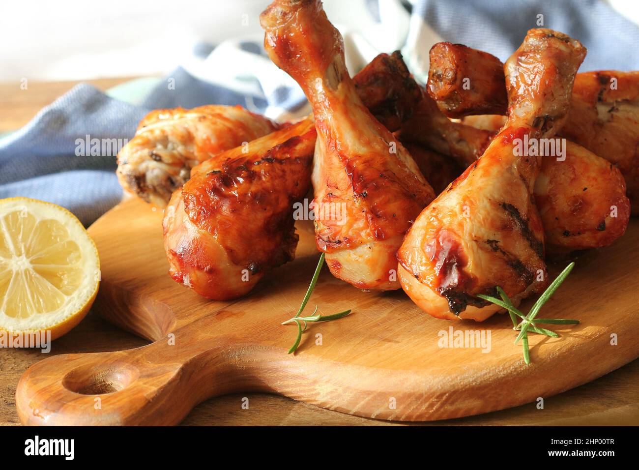 Gegrillte Hähnchenschenkel auf Schneidebrett. Rustikale Hintergrund. Stockfoto