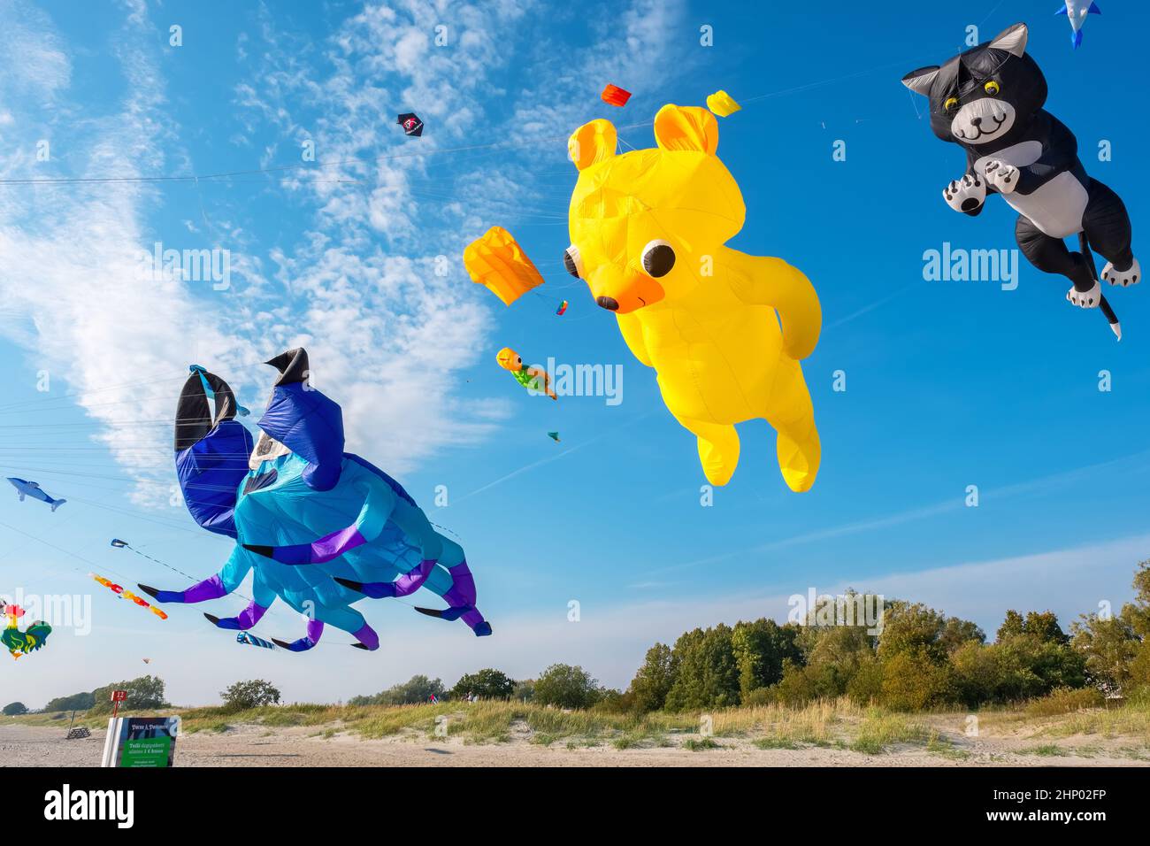 Viele Drachen in der Luft auf dem Pärnu International Kite Festival. Pärnu Estland Stockfoto