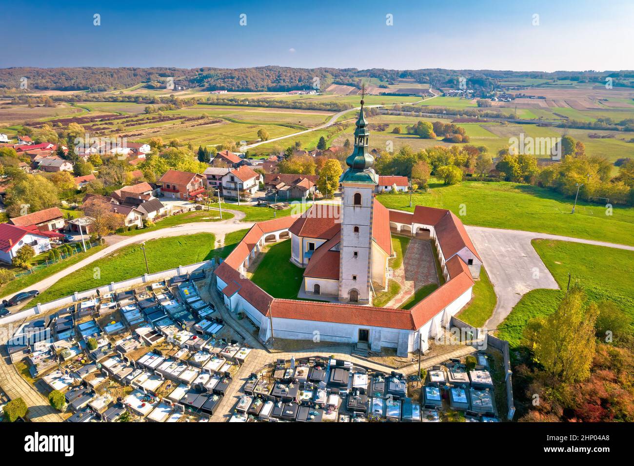 Dorf von Komin Kirche und grüne Landschaft Luftbild, Prigorje Region, Kroatien Stockfoto