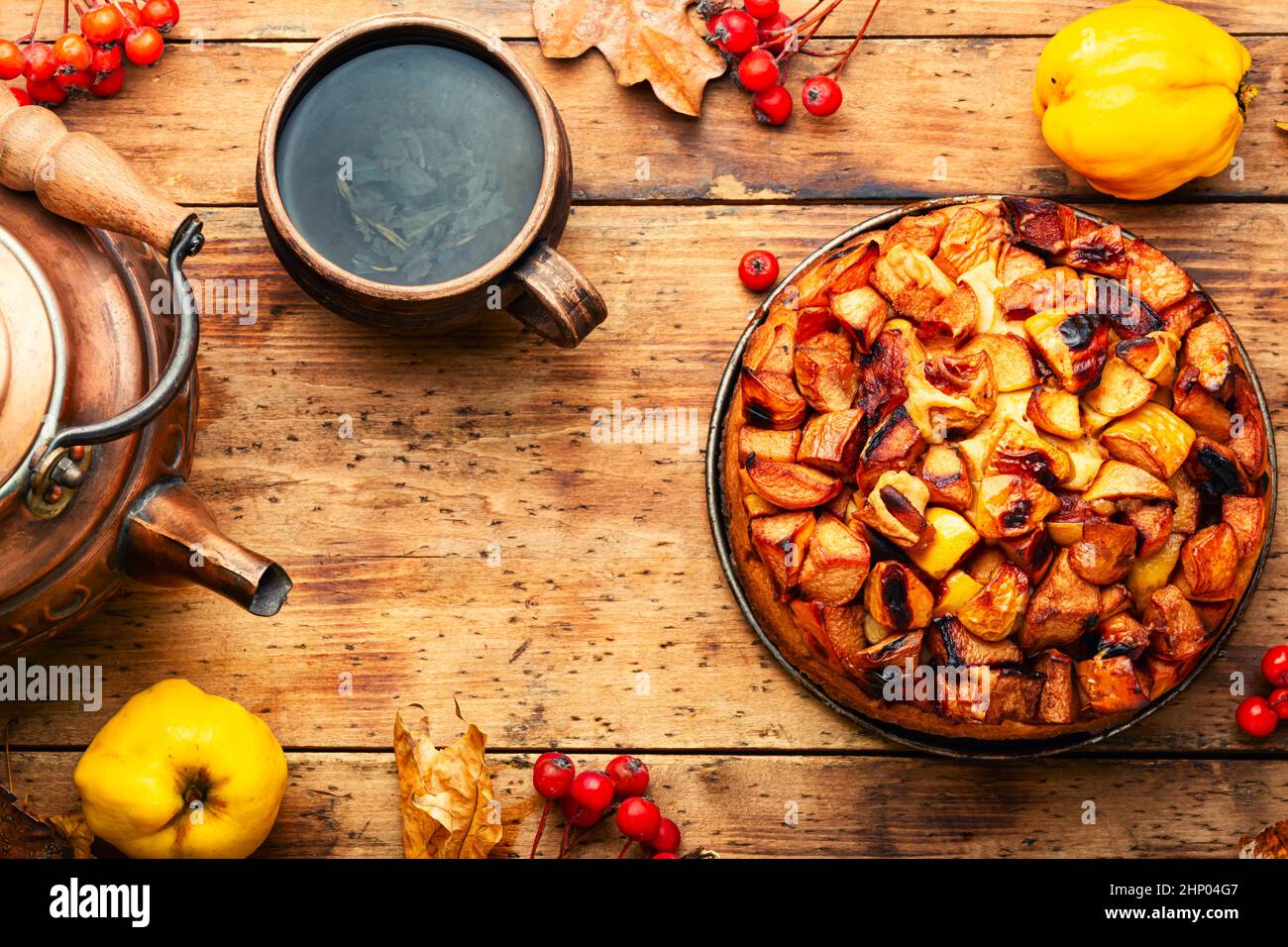 Köstlicher Quitte im Herbst. Herbstlich süß auf rustikalem Holztisch Stockfoto