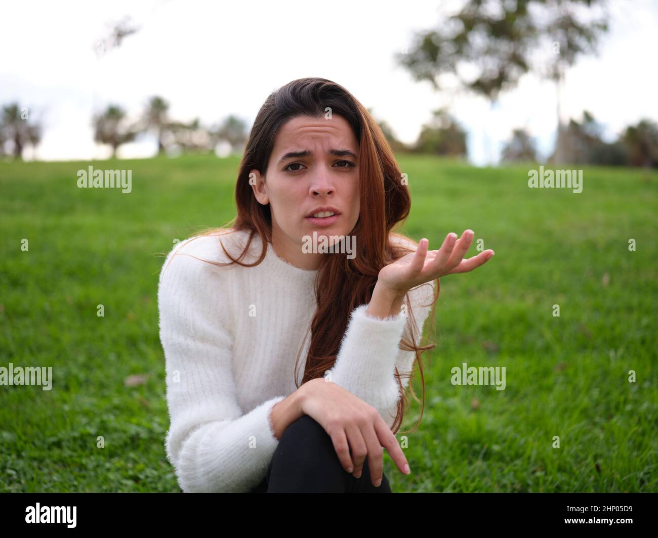 Porträt einer verärgerten Frau, die eine Augenbraue hebt Stockfoto