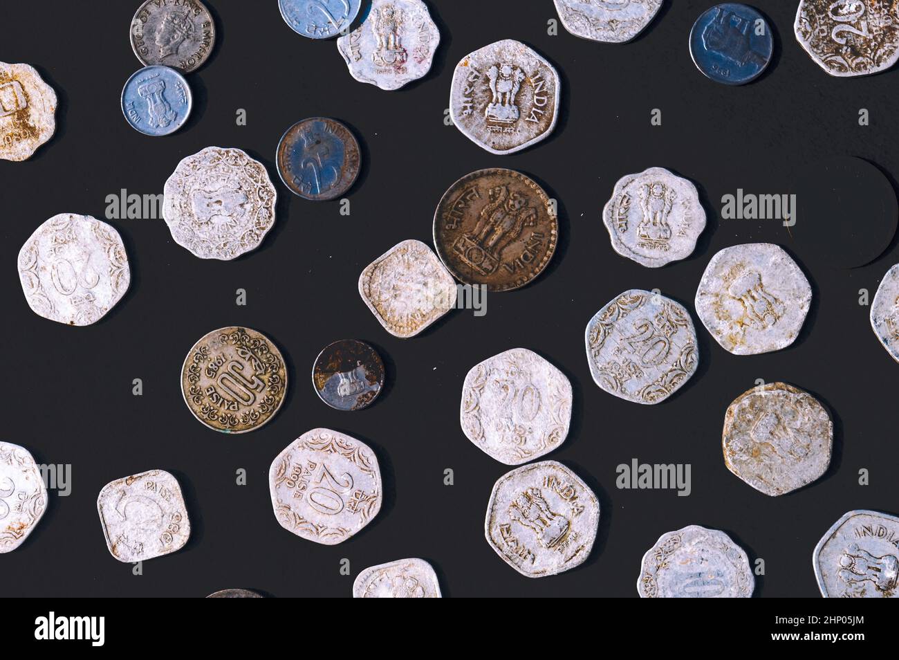 Mix aus alten antiken, veralteten indischen Rupien-Münzen auf rustikalem Boden. Vollformat. Tabellenansicht Von Oben. Nahaufnahme Stockfoto