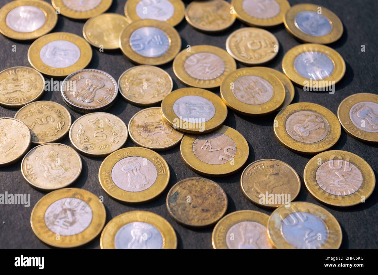 Haufen goldfarbener indischer Rupie Münzwährung auf rustikalem Boden. Vollformat. High-Angle-Ansicht. Hintergrund für Unternehmensfinanzierung und finanzielle Investitionen. Cl Stockfoto
