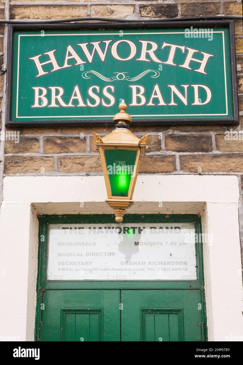 Haworth Brass Band Schild über der Tür des Fleece Inn in Howarth, Yorkshire, England, Großbritannien Stockfoto