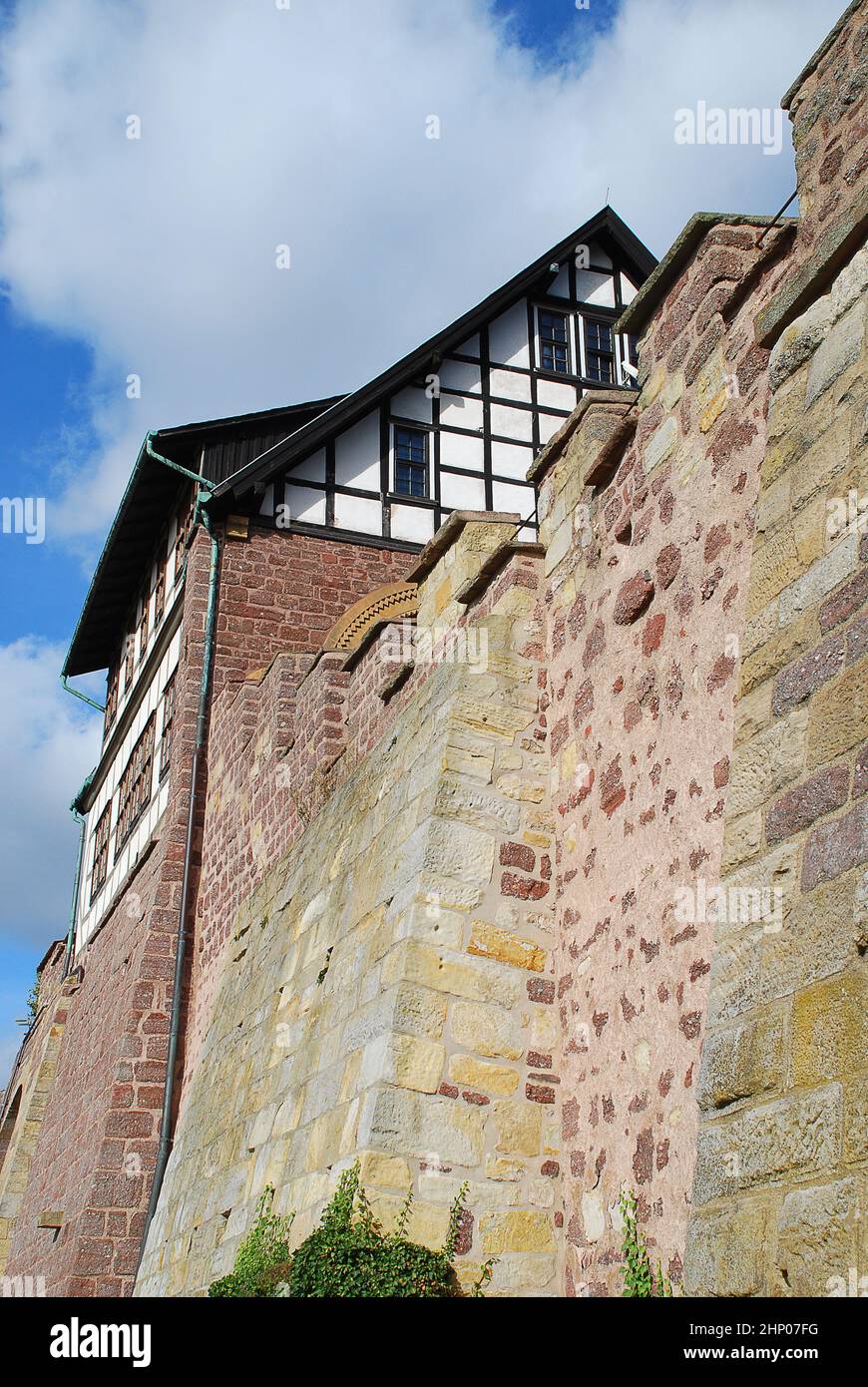 Westliche Festungsmauer der Wartburg bei Eisenach. Die Wartburg war der Ort, an dem Martin Luther das Neue Testament der Bibel übersetzte Stockfoto