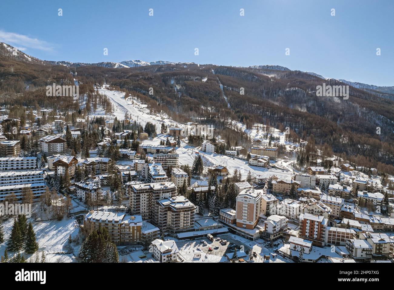 Blick über das Bergdorf Sauze d'Oulx im Skigebiet der Alpen-Milchstraße. Sauze d'Oulx, Italien. Februar 2022 Stockfoto