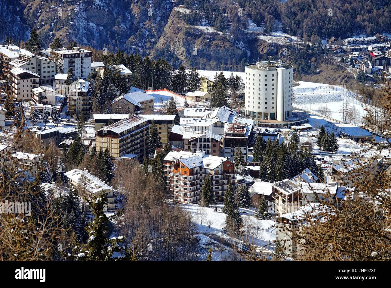 Blick über das Bergdorf Sauze d'Oulx im Skigebiet der Alpen-Milchstraße. Sauze d'Oulx, Italien. Februar 2022 Stockfoto