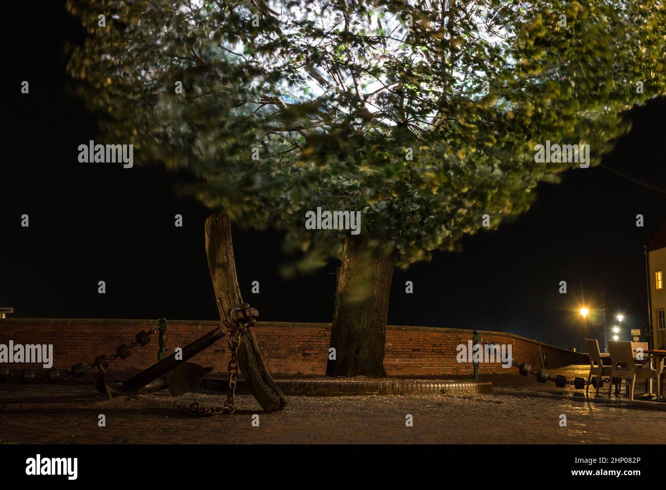 Anker, Wand und eine Lampe im Baum Stockfoto