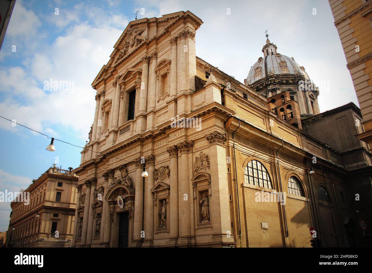 Rom - Das barocke Portal der Kirche Basilica di Sant Andrea Della Valle. Stockfoto